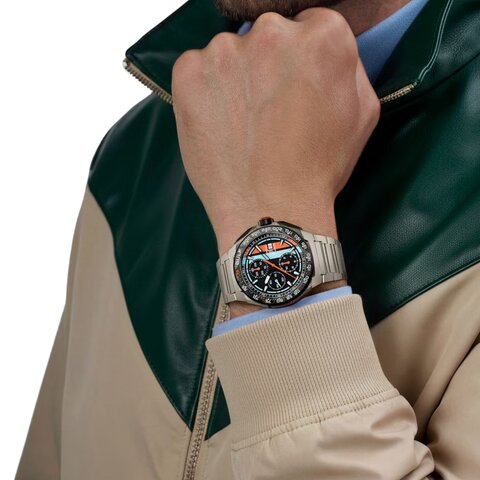 TAG Heuer horloge met een kast in carbon op titanium, met een wijzerplaat in het zwart en een diameter van 44 mm