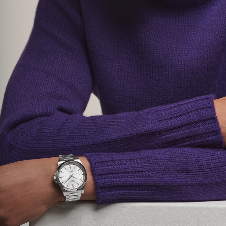 montre Longines avec un boîtier en acier, un cadran argent et un diamètre de 41 mm