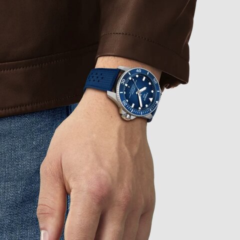 Tissot horloge met een kast in keramiek op staal, met een wijzerplaat in het blauw en een diameter van 44 mm