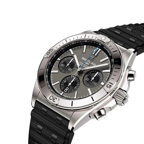 Breitling horloge met een kast in titanium, met een wijzerplaat in het grijs en een diameter van 42 mm