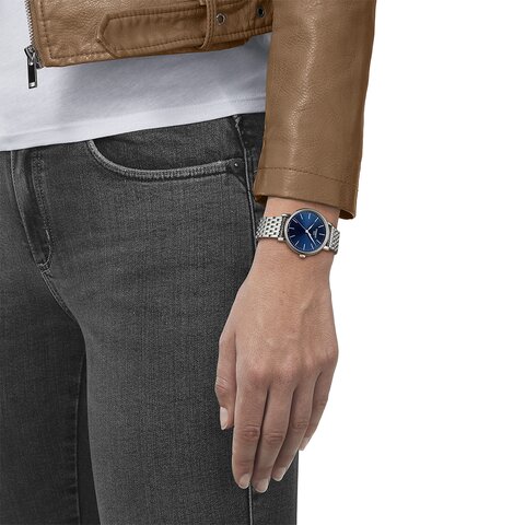 Tissot horloge met een kast in staal, met een wijzerplaat in het blauw en een diameter van 34 mm