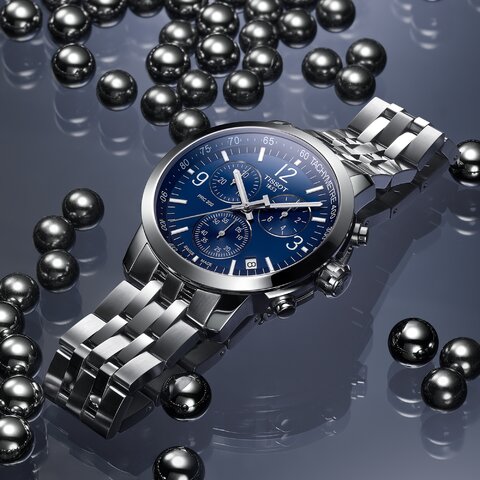 Tissot horloge met een kast in staal, met een wijzerplaat in het blauw en een diameter van 43 mm