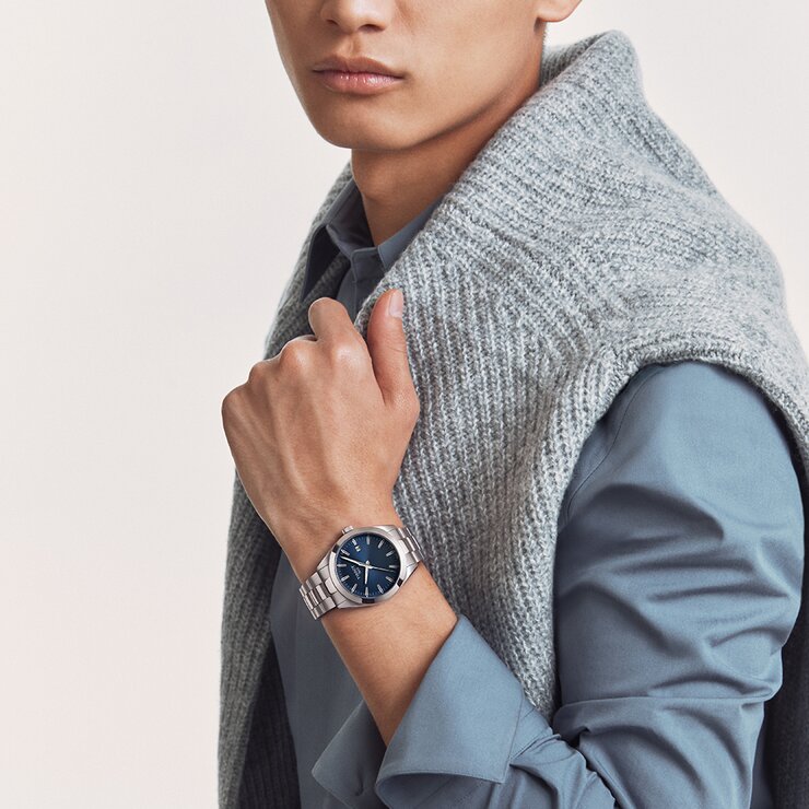 montre Tissot avec un boîtier en acier, un cadran bleu et un diamètre de 40 mm