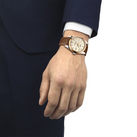 montre Tissot avec un boîtier en or rose sur acier, un cadran beige et un diamètre de 40 mm