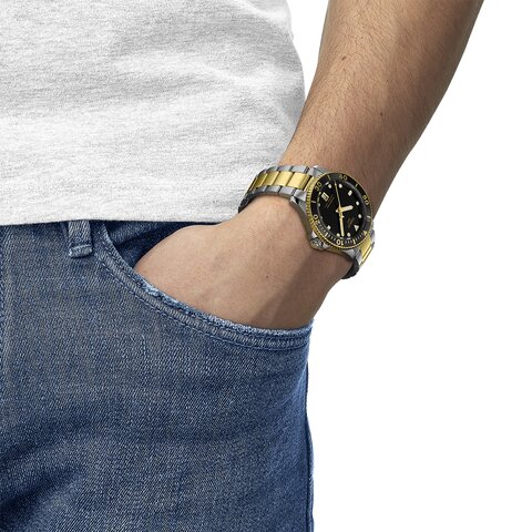 Tissot horloge met een kast in staal, met een wijzerplaat in het zwart en een diameter van 40 mm