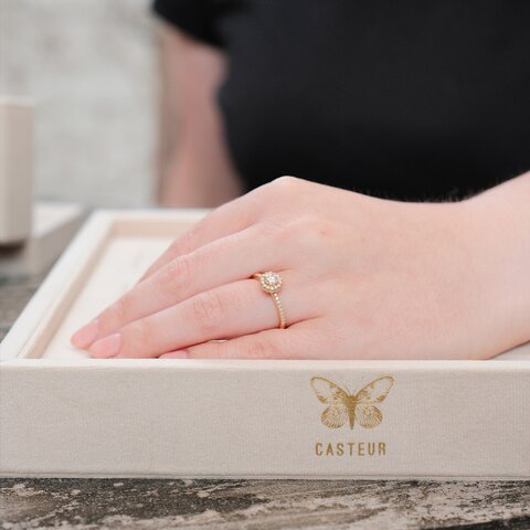 bague de fiançailles The Exclusive Collection en or jaune 18 ct avec brillant (diamant rond) de 0.30 carat comme pierre principale entouré de briljants de 0,32 karaat