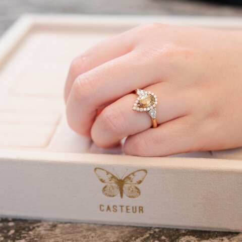 bague de fiançailles The Exclusive Collection en or rose 18 ct avec diamant brun en forme de poire comme pierre principale entouré de briljants de 0,61 karaat