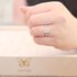The Exclusive Collection verlovingsring in wit goud 18kt met cushion diamant van 0,77 karaat als hoofdsteen omringd door briljanten van 0,40 karaat - thumb