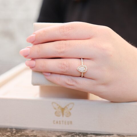 bague de fiançailles The Exclusive Collection en or rose 18 ct avec diamant en forme de poire de 0.41 carat comme pierre principale entouré de briljants de 0,40 karaat