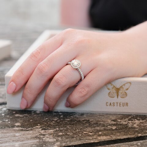 bague de fiançailles The Exclusive Collection en or blanc 18 ct avec brillant (diamant rond) de 1 carat comme pierre principale entouré de briljants de 0,40 karaat