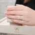 The Exclusive Collection verlovingsring in wit goud 18kt met briljant (ronde diamant) van 0,40 karaat als hoofdsteen omringd door briljanten van 0,12 karaat - thumb