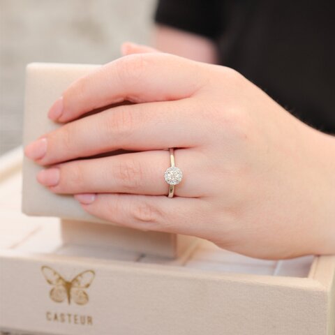 bague de fiançailles The Exclusive Collection en or blanc 18 ct avec brillant (diamant rond) de 0.31 carat comme pierre principale entouré de briljants de 0,09 karaat
