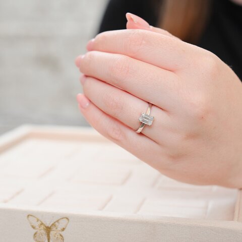 bague de fiançailles The Exclusive Collection en or blanc 18 ct avec diamant emeraude de 1.01 carat