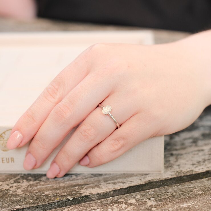 bague de fiançailles The Exclusive Collection en or blanc 18 ct avec diamant ovale de 0.5 carat