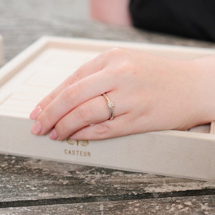 The Exclusive Collection verlovingsring in wit goud 18kt met briljant (ronde diamant) van 0,24 karaat