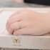 bague de fiançailles The Exclusive Collection en or jaune 18 ct avec brillant (diamant rond) de 0.30 carat comme pierre principale entouré de briljants de 0,13 karaat - thumb