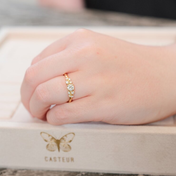 bague de fiançailles The Exclusive Collection en or jaune 18 ct avec brillant (diamant rond) de 0.30 carat comme pierre principale entouré de briljants de 0,13 karaat