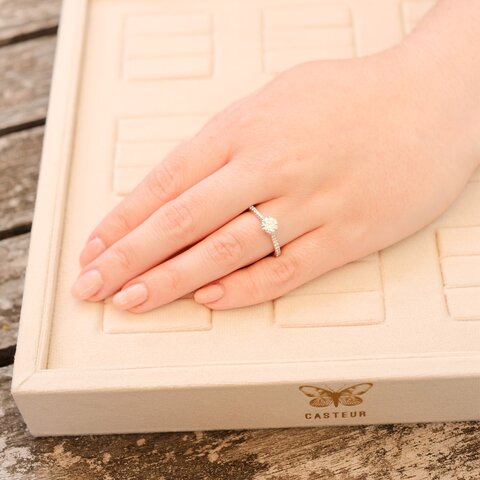 bague de fiançailles The Exclusive Collection en or blanc 18 ct avec brillant (diamant rond) de 0.70 carat comme pierre principale entouré de briljants de 0,23 karaat