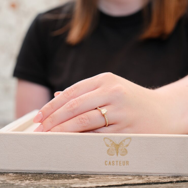 The Exclusive Collection verlovingsring in geel goud 18kt met emerald diamant van 0,43 karaat als hoofdsteen omringd door briljanten van 0,14 karaat