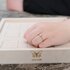 The Exclusive Collection verlovingsring in geel goud 18kt met ovalen diamant van 0,51 karaat als hoofdsteen omringd door briljanten van 0,20 karaat - thumb