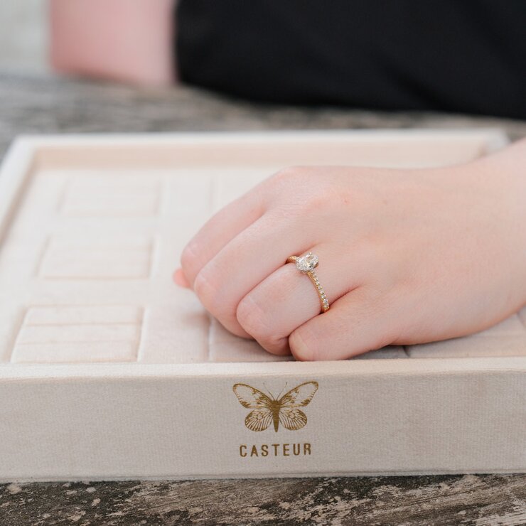 The Exclusive Collection verlovingsring in geel goud 18kt met ovalen diamant van 0,51 karaat als hoofdsteen omringd door briljanten van 0,20 karaat