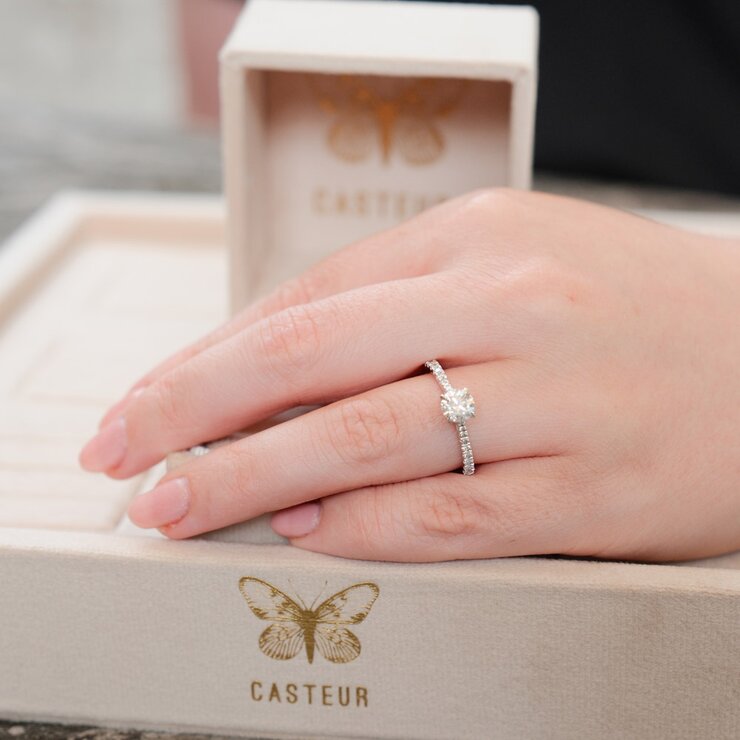 The Exclusive Collection verlovingsring in wit goud 18kt met briljant (ronde diamant) van 0,70 karaat als hoofdsteen omringd door briljanten van 0,22 karaat