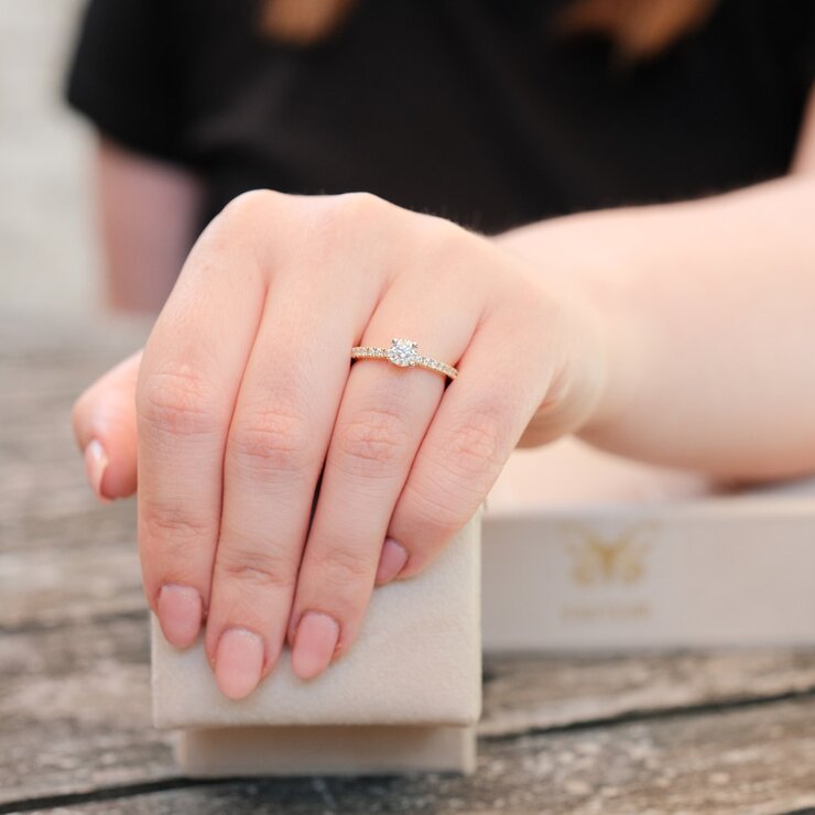bague de fiançailles The Exclusive Collection en or jaune 18 ct avec brillant (diamant rond) de 0.40 carat comme pierre principale entouré de briljants de 0,22 karaat