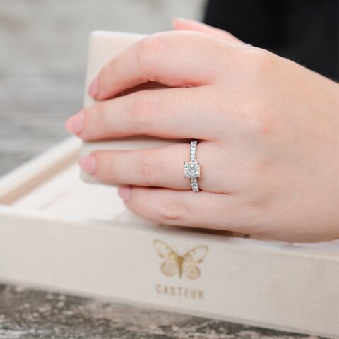 bague de fiançailles The Exclusive Collection en or blanc 18 ct avec coussin diamant de 1.02 carat comme pierre principale entouré de briljants de 0,40 karaat