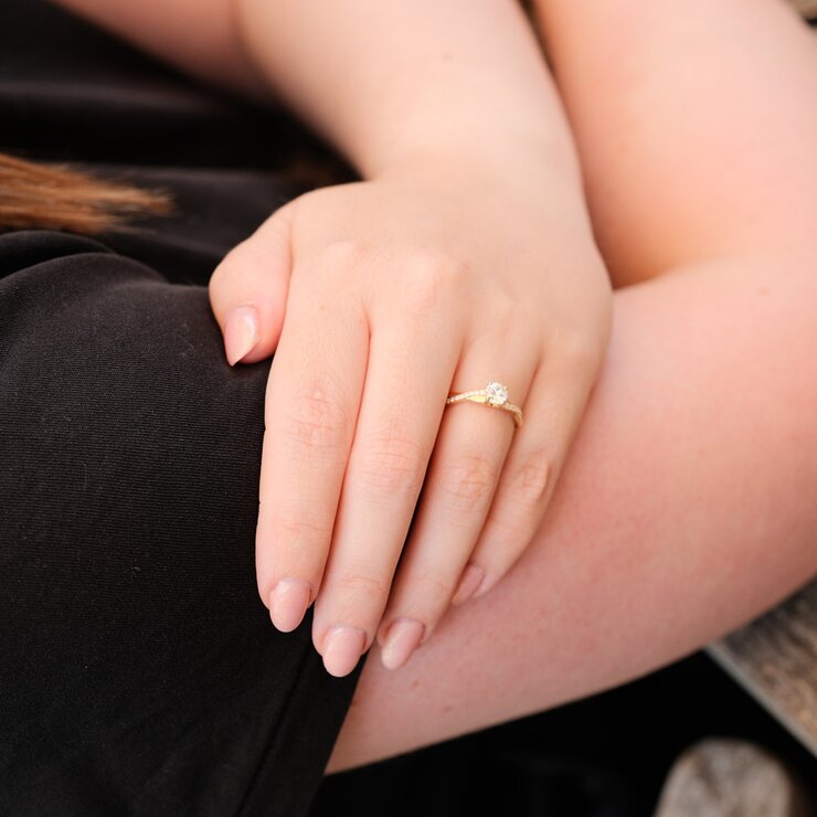 The Exclusive Collection verlovingsring in geel goud 18kt met briljant (ronde diamant) van 0,40 karaat als hoofdsteen omringd door briljanten van 0,10 karaat