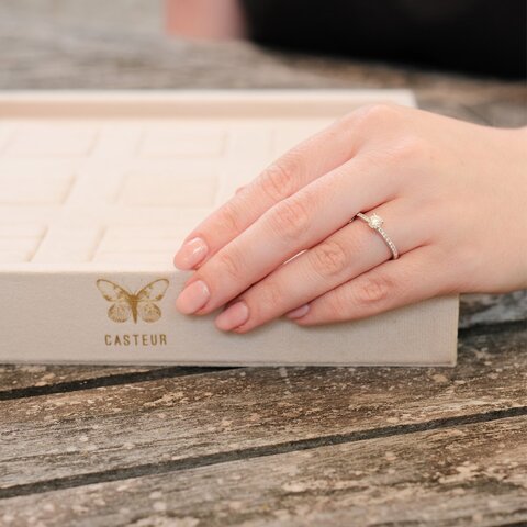 bague de fiançailles The Exclusive Collection en or blanc 18 ct avec brillant (diamant rond) de 0.34 carat comme pierre principale entouré de briljants de 0,12 karaat
