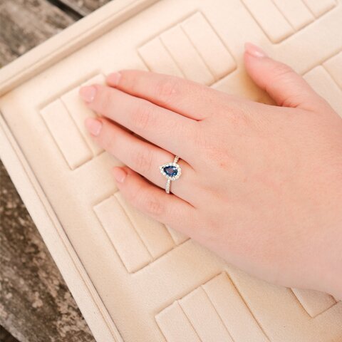 bague de fiançailles The Exclusive Collection en or blanc 18 ct avec saphir en forme de poire comme pierre principale entouré de briljants de 0,34 karaat