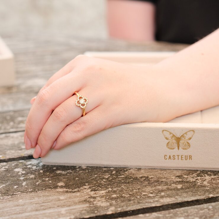 Casteur by Casteur ring in geel goud 18kt met briljant van 0,26 karaat als hoofdsteen omringd door briljanten van 0,15 karaat