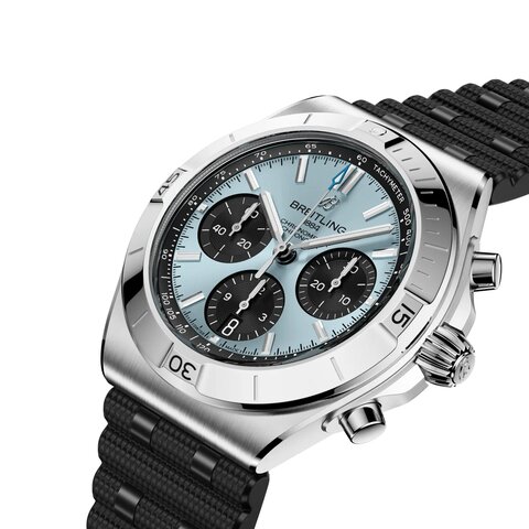 Breitling horloge met een kast in platina op staal, met een wijzerplaat in het blauw en een diameter van 42 mm