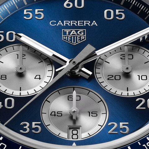 montre TAG Heuer avec un boîtier en céramique sur acier, un cadran bleu et un diamètre de 42 mm