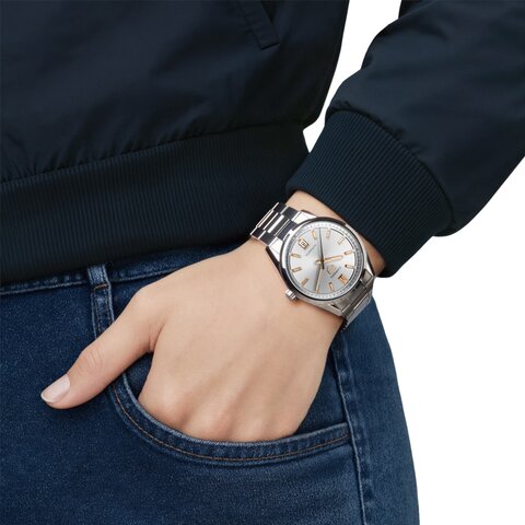 TAG Heuer horloge met een kast in staal, met een wijzerplaat in het zilver en een diameter van 36 mm