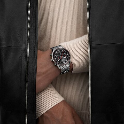 montre TAG Heuer avec un boîtier en acier, un cadran noir et un diamètre de 41 mm