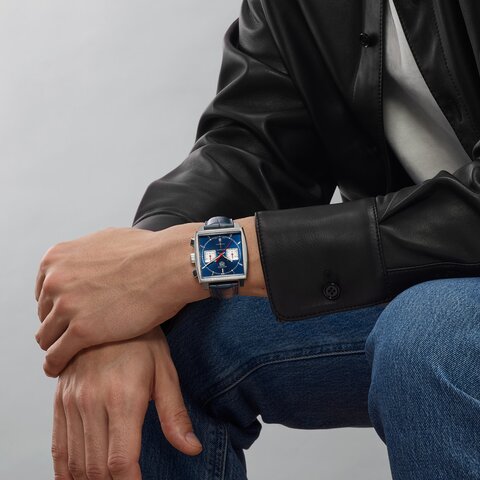 TAG Heuer horloge met een kast in staal, met een wijzerplaat in het blauw en een diameter van 39 mm