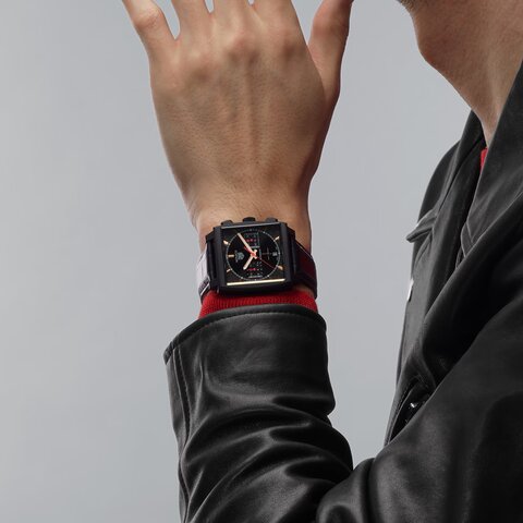 TAG Heuer horloge met een kast in titanium, met een wijzerplaat in het zwart en een diameter van 39 mm