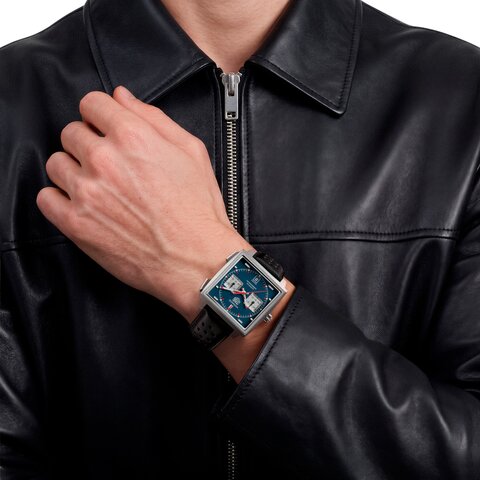 TAG Heuer horloge met een kast in titanium, met een wijzerplaat in het blauw en een diameter van 39 mm
