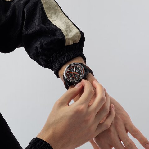 TAG Heuer horloge met een kast in staal, met een wijzerplaat in het zwart en een diameter van 44 mm