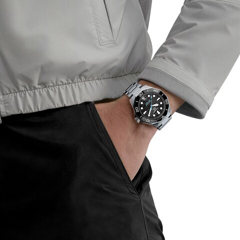 TAG Heuer horloge met een kast in staal, met een wijzerplaat in het zwart en een diameter van 42 mm