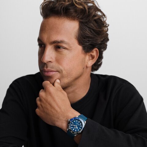 TAG Heuer horloge met een kast in staal, met een wijzerplaat in het blauw en een diameter van 42 mm