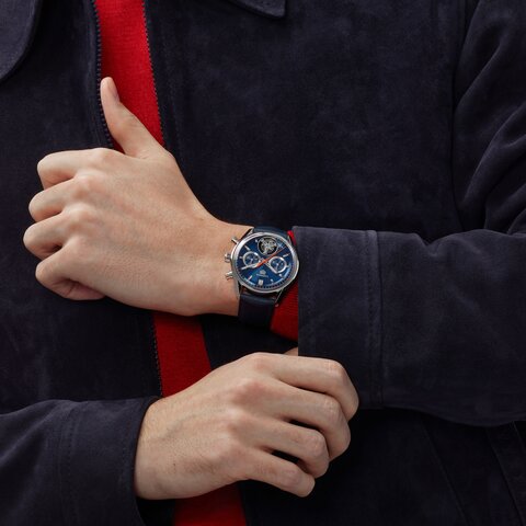 TAG Heuer horloge met een kast in staal, met een wijzerplaat in het blauw en een diameter van 42 mm