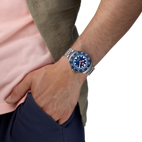 TAG Heuer horloge met een kast in polylight op staal, met een wijzerplaat in het blauw en een diameter van 38 mm
