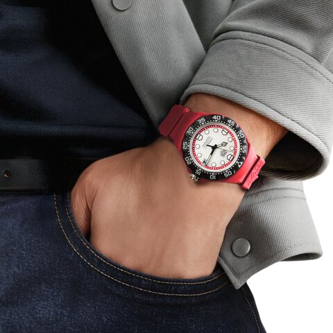 TAG Heuer horloge met een kast in polylight, met een wijzerplaat in het wit en een diameter van 38 mm