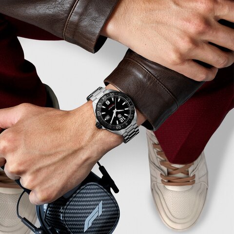 TAG Heuer horloge met een kast in staal, met een wijzerplaat in het zwart en een diameter van 41 mm