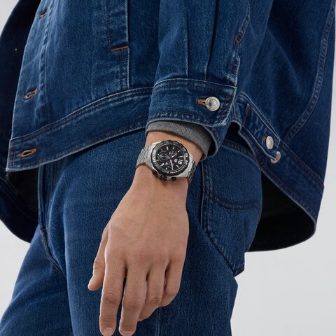 TAG Heuer horloge met een kast in staal, met een wijzerplaat in het zwart en een diameter van 43 mm