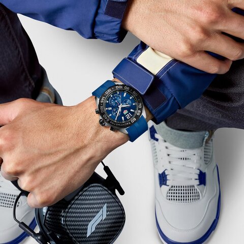 TAG Heuer horloge met een kast in staal, met een wijzerplaat in het blauw en een diameter van 43 mm