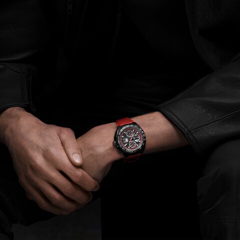 TAG Heuer horloge met een kast in titanium, met een wijzerplaat in het zwart en een diameter van 44 mm