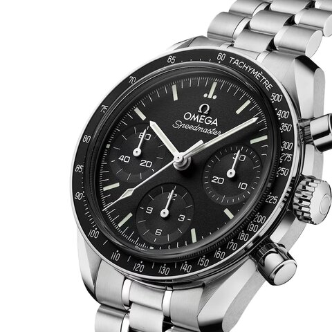 Omega horloge met een kast in staal, met een wijzerplaat in het zwart en een diameter van 38 mm